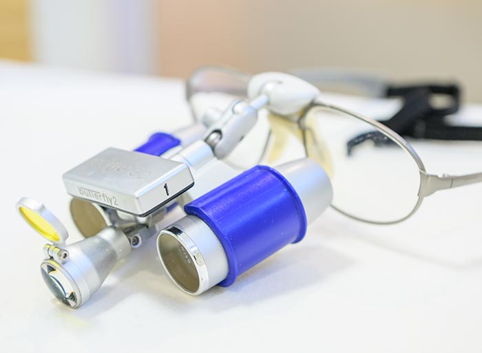 拡大鏡で細部まで確認しながら行う「むし歯治療」